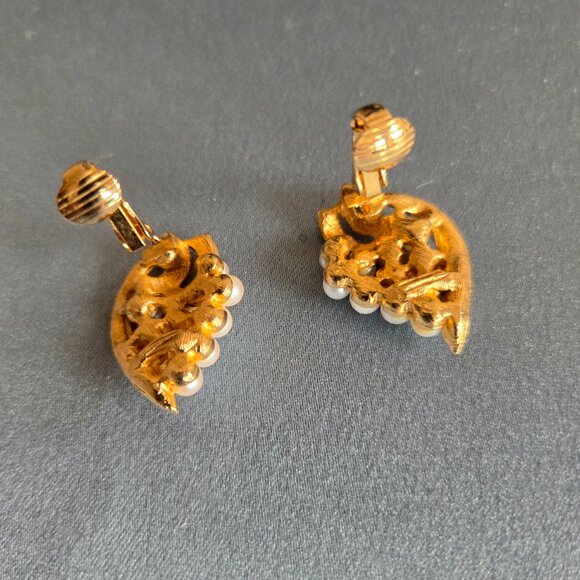 Vintage Trifari (?) gold tone clip on earrings with faux pearls. Bridal earrings - Picture 5 of 5